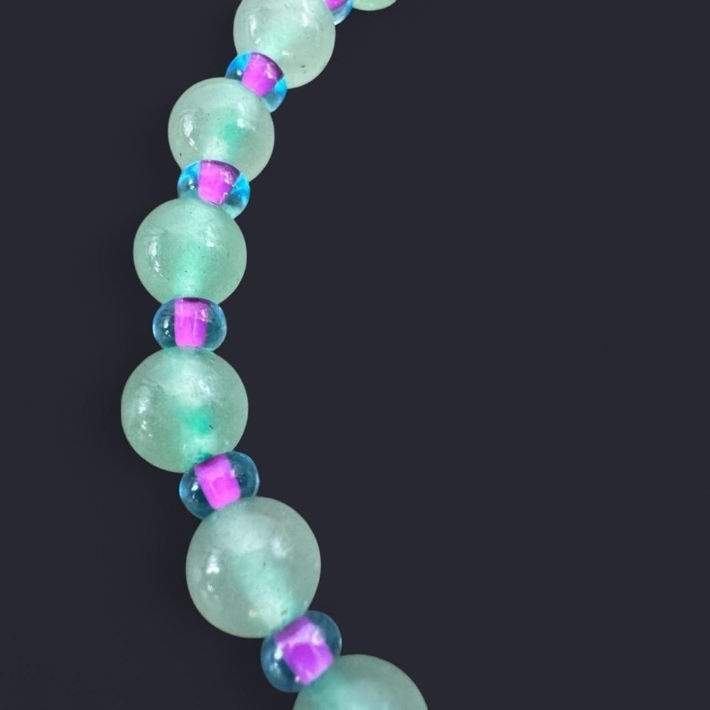 Green Fuchsia Glass Bead Bracelet 6mm - Picture 3 of 5